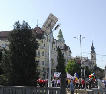 A apărut primul stâlp de iluminat public cu energie solară din Oradea